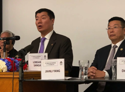 司政洛桑森格在讨论会上向与会的中国维权人士介绍西藏人权问题 2019年10月15日 照片/司政办公室提供