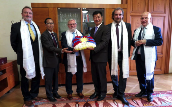 捷克共和国参议院副议长吉里·奥伯法泽先生在参议院向司政洛桑森格赠送以比利时鲜花剪裁等西藏国旗 2019年10月15日 照片/司政办公室
