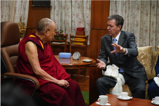 萨缪尔·布朗巴克大使在与达赖喇嘛尊者交谈 2019年10月28日 照片/OHHDL