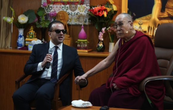达赖喇嘛尊者与华盛顿副州长塞勒斯·哈比布在对话活动上 2019年11月11日 照片/OHHDL