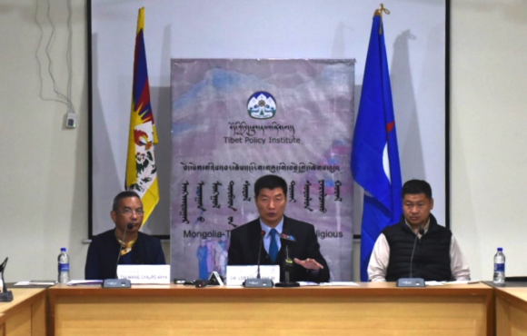 藏人行政中央司政洛桑森格在首届蒙藏文化与宗教研讨会上致辞 2019年11月6日 照片/Tenzin Phende/CTA