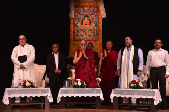 从左至右：达赖喇嘛宇宙责任基金会秘书长拉吉夫·迈赫罗特拉、达赖喇嘛尊者、果阿大学副校长瓦伦·萨尼教授等在活动上 2019年12月11日 照片/Tenzin Jigme/CTA