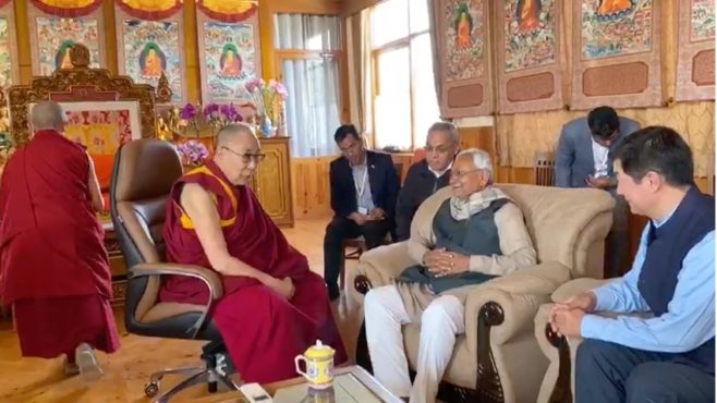 达赖喇嘛尊者在印度佛教圣地菩提迦耶的行宫接见比哈尔邦首席部长尼提什·库马尔 2020年1月8日 照片/视频截图