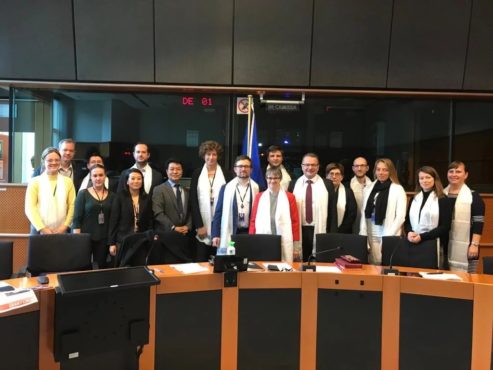 与会的欧洲议会议员和驻布鲁塞尔办事处代表及国际声援西藏运动欧洲区的工作人员在会议结束后合影