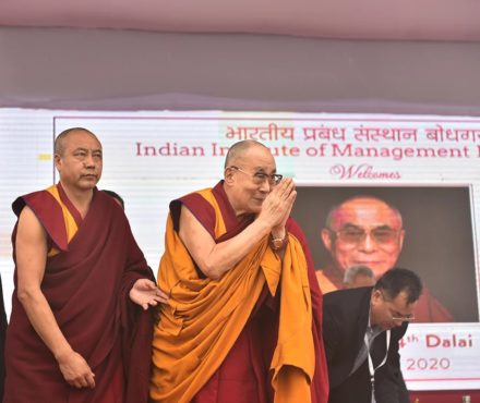 达赖喇嘛尊者向印度比哈尔邦菩提迦耶的印度管理学院师生合掌致意 2020年1月14日 照片/Pasang Dhondup/CTA