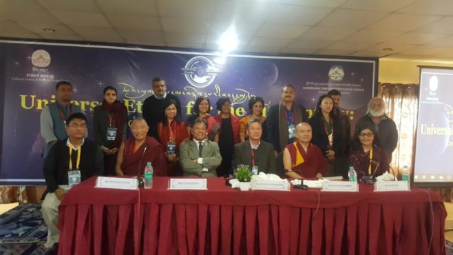 藏人行政中央驻新德里办事处代表忠群欧珠与出席会议的各界代表合影 2020年2月1日 照片/驻新德里办事处