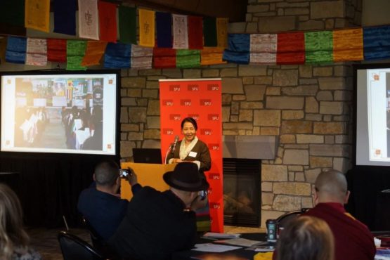 藏人行政中央教育部部长白玛央金女士在加拿大西蒙弗雷西耶大学举行的国际教师教育印度模块十周年庆典上發表講話 2020年2月1日 照片/教育部提供
