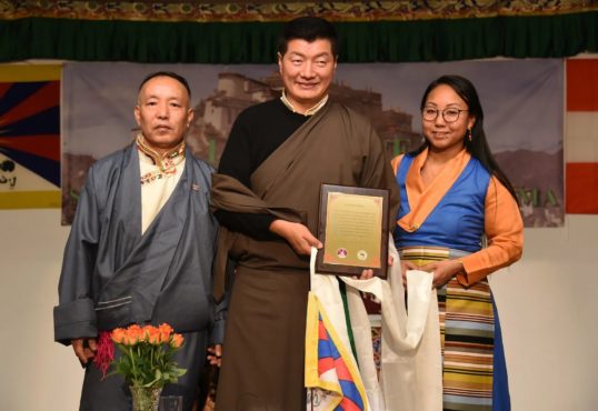 奧地利藏人協會為表彰司政洛桑森格對流亡藏人社區作出的貢獻頒發獎章 2020年2月17日 照片/駐日內瓦辦事處提供