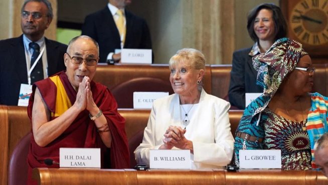 達賴喇嘛尊者和貝蒂·威廉姆斯女士在意大利羅馬舉行的第14屆和平獎得主世界峰會上 2014年12月14日 攝影/Olivier Adam