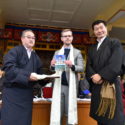 首席嘉宾捷克議會支持西藏小组創始成員和共同主席弗法蘭蒂斯·內特爾在纪念活动上为外交部中文处出版的书籍揭幕 2020年3月10日 照片/Tenzin Phende/CTA
