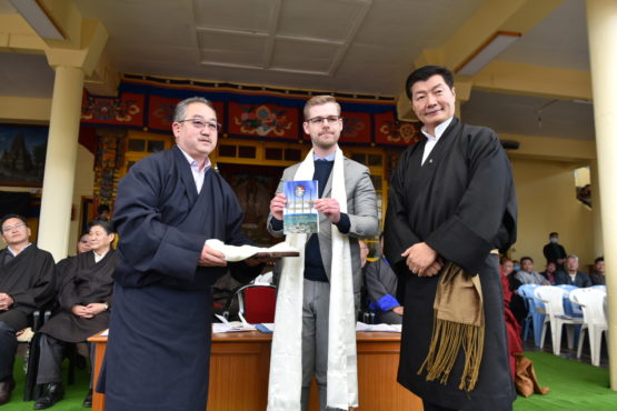 首席嘉宾捷克議會支持西藏小组創始成員和共同主席弗法蘭蒂斯·內特爾在纪念活动上为外交部中文处出版的书籍揭幕 2020年3月10日 照片/Tenzin Phende/CTA