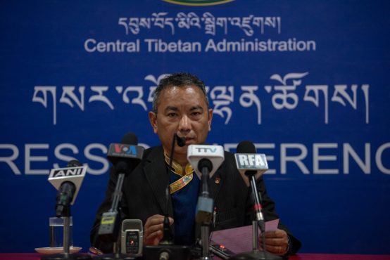 藏人行政中央外交与新闻部秘书长次旺嘉波·阿若亚在外交部拉帕次仁念厅举行新闻发布会上发言