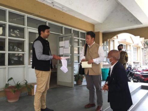 达兰萨拉藏人定居点行政长官贡嘎次仁先生代表非政府团体向岗格拉地区副专员拉克什·库马尔·普拉贾帕蒂先生递交捐款 照片/达兰萨拉藏人定居地办公室