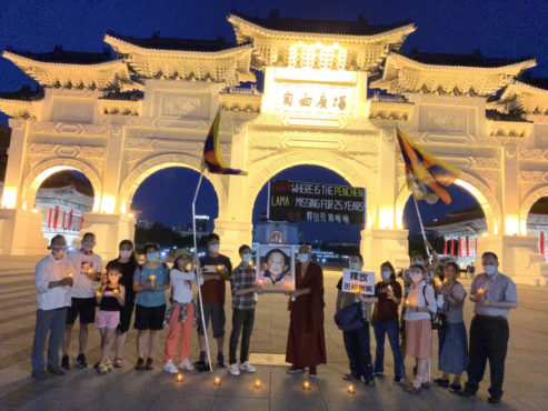 台湾各界支持西藏人士在各自家中举办烛光守夜活动，要求中共当局释放第十一世班禅啦嘛 照片/驻台湾办事处提供