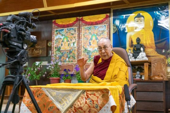 达赖喇嘛尊者在印北达兰萨拉的官邸透过视讯直播传授为期两天的佛法 照片/ OHHDL