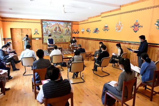 藏人行政中央司政洛桑森格在主持卫生部下属“2019新冠病毒”特别工作组每周例行会议 照片/Tenzin Phende/CTA