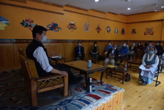 司政洛桑森格在主持藏人行政中央“2019新冠表达”特别防治工作组每周例行会议   照片/ Tenzin Jigme / CTA