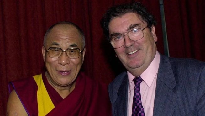 西藏精神领袖达赖喇嘛尊者与诺贝尔奖得主约翰·休谟在北爱尔兰会晤 2000年10月19日 照片/PA