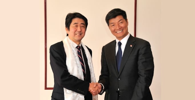 时任自民党主席的安倍晋三与司政洛桑森格于2012年4月在日本进行会晤     照片/资料图片