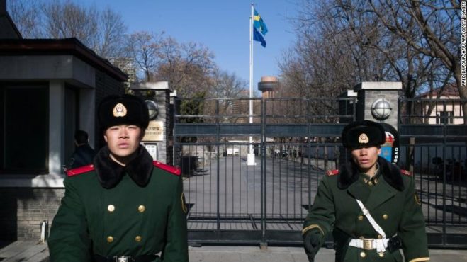瑞典驻北京大使馆大门前的中国卫兵 照片/ CNN