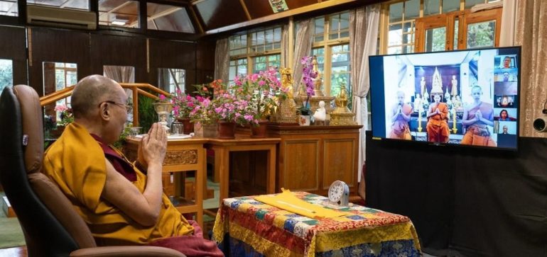 达赖喇嘛尊者在印度北部达兰萨拉的官邸透过网络视讯向亚洲信众合掌致意 2020年9月4日 摄影/Ven Tenzin Jamphel/OHHDL