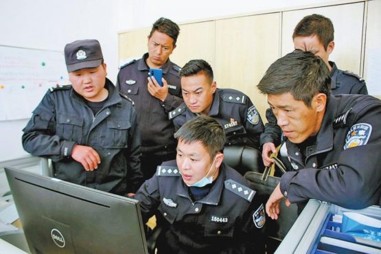 在西藏自治区拉萨市曲水县新的枫桥式警岗中当地警察正在讨论工作 2020年7月24日 照片/西藏日报