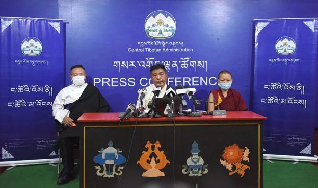 藏人行政中央选举事务署署长旺堆次仁，选举专员德勒旺姆和索朗坚赞在新闻发布会上 2020年9月28日 摄影/Tenzin Phende/CTA