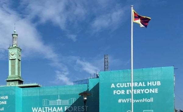 英国伦敦沃尔瑟姆福里斯市于西藏民主日60週年之际在该市市政厅前升起西藏国旗 照片/驻伦敦办事处提供
