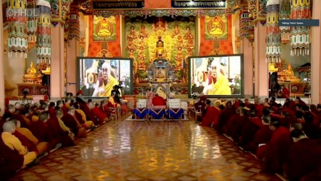 聚集在蒙古国乌兰巴托甘丹曲林寺的僧俗信众透过视讯直播聆听达赖喇嘛尊者的开示 照片/视频截图