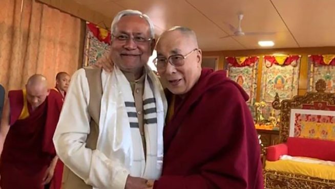 达赖喇嘛尊者在菩提迦耶会见比哈尔首席部长尼蒂什·库马尔 2018年12月31日 照片/资料图片