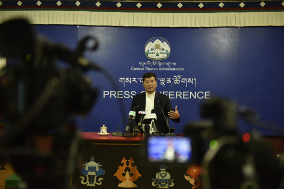 司政洛桑森格在外交与新闻部拉巴次仁纪念厅召开的记者会上发言 2020年11月10日 摄影/Tenzin Jigme/CTA
