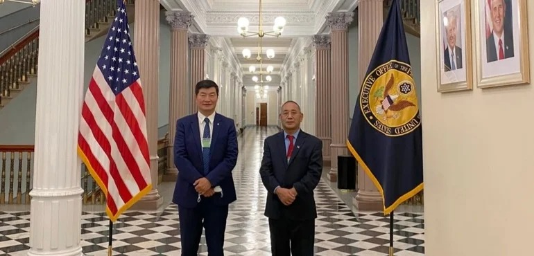 2020年11月20日，西藏流亡政府首长洛桑森格（左，Lobsang Sangay）20日应邀正式访问美国白宫。 （取自藏人行政中央官网）