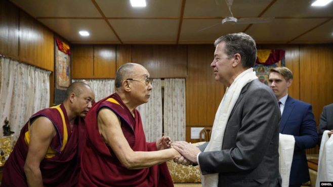 2019年10月28日，西藏精神领袖达赖喇尊者在位于印度北部达兰萨拉的住所会晤来访的美国国际宗教自由无任所大使布朗贝克 照片/美国之音