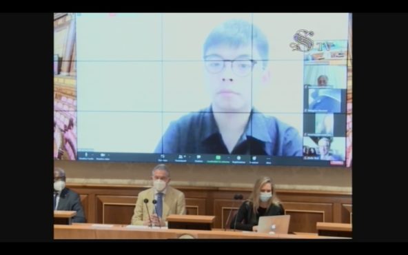香港学生领袖黄之锋透过网络在在意大利参议院纳斯里亚大厅举行的演讲暨新闻发布会上发表讲话 照片/驻日内瓦办事处提供