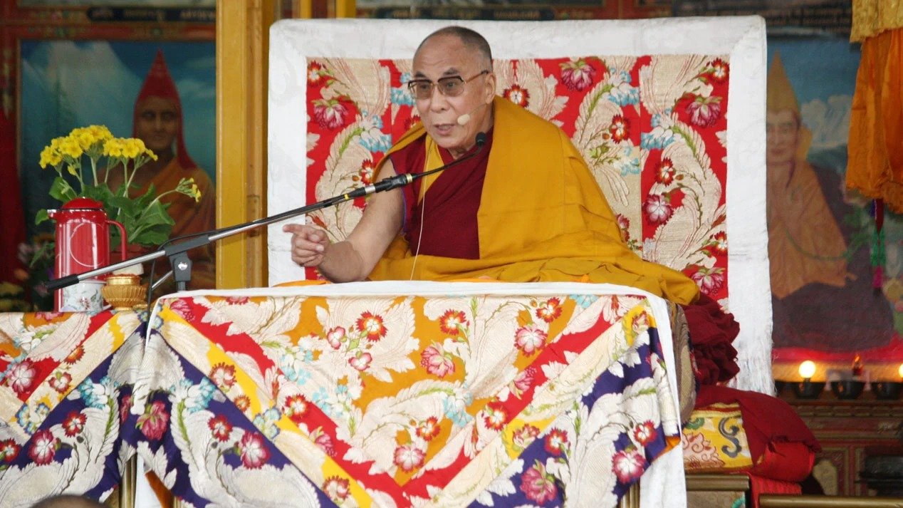 达赖喇嘛尊者于2011年3月19日在达兰萨拉大昭寺召开的公开法会上，首次正式发表退出政权的开示 照片/资料图片
