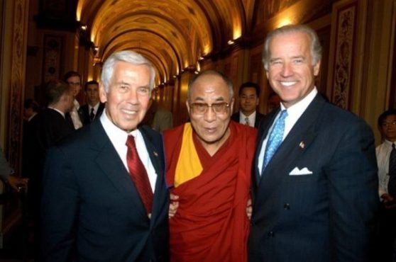 达赖喇嘛尊者于2003年在华盛顿会见已故美国参议员理查德·卢格和参议员乔·拜登 照片ICT