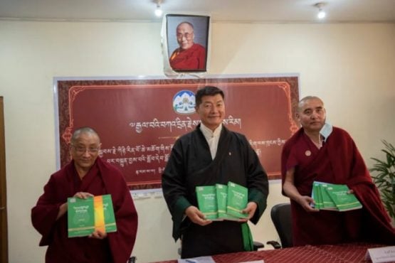 藏人行政中央司政洛桑森格、宗教部部长宇妥噶玛格勒和格尔登寺文艺教师日多桑杰法师在为书籍揭幕 2021年1月30日 摄影/Tenzin Jigme/CTA